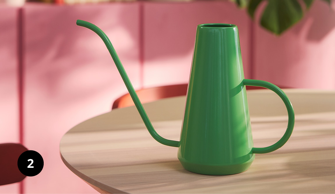 Zelená konev DOFTRIPS na stole.