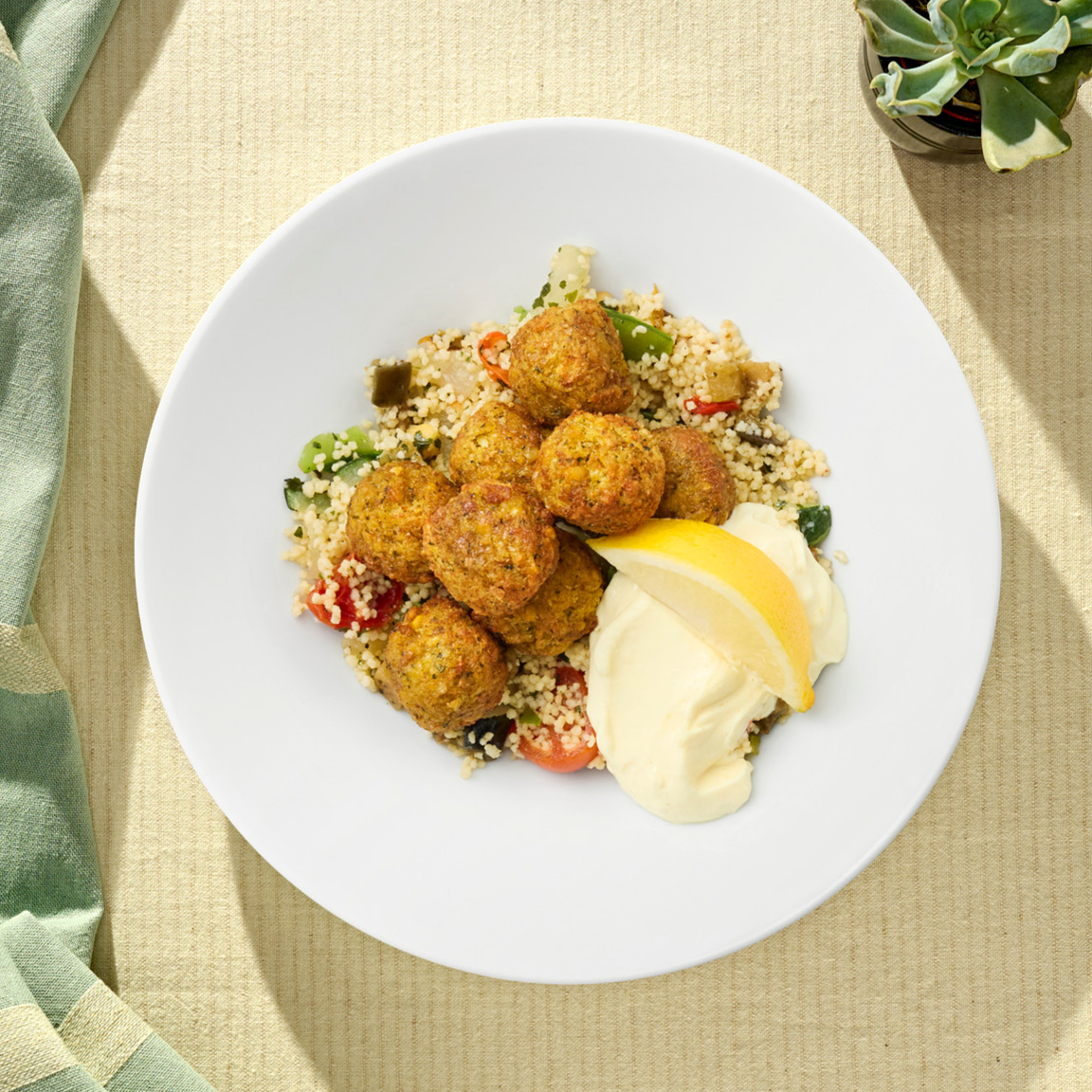 Falafel s kuskusem a zeleninou.