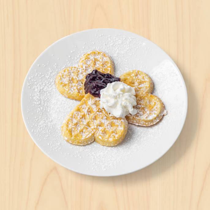 Vafle s džemem a šlehačkou. 