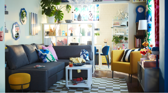 Obývací pokoj s různými kusy nábytku IKEA, v jehož centru stojí stolek TINGBY.