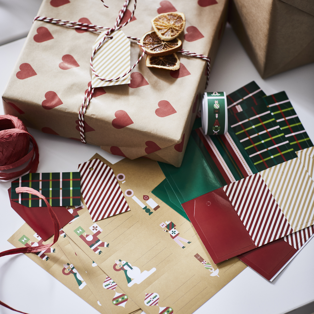 Vánoční balicí papír a doplňky.