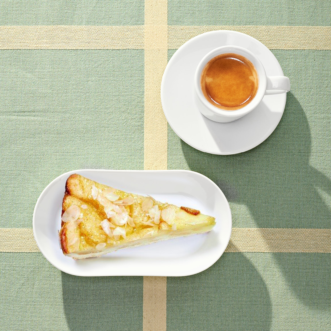 Veganský jablečný dort a espresso