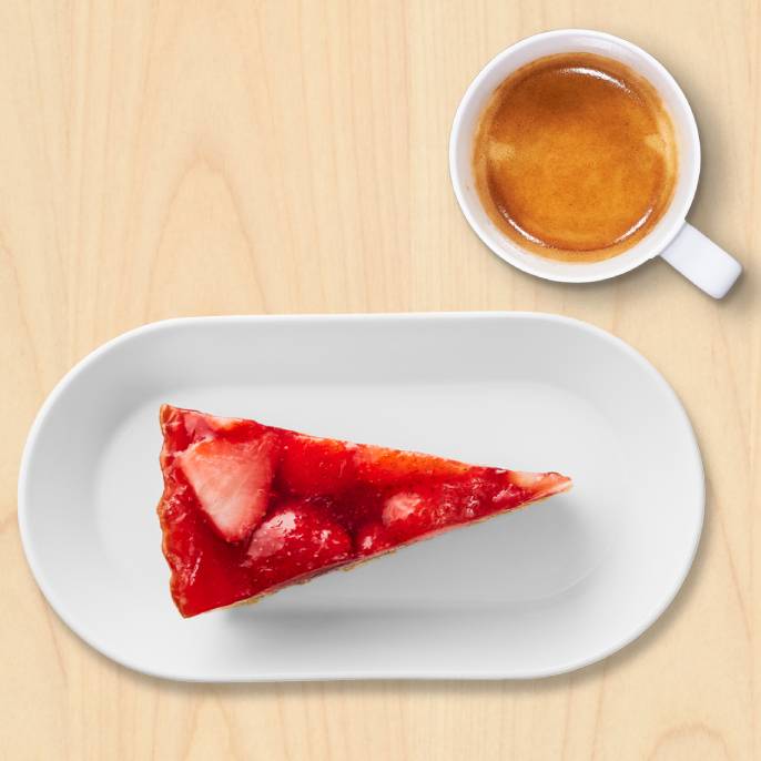 Jahodový cheesecake a espresso.