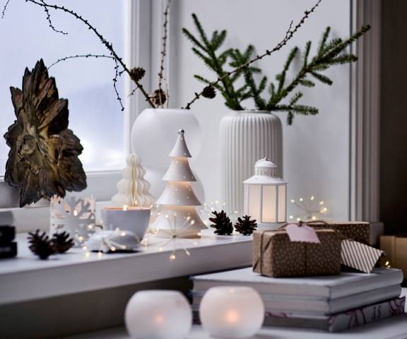 STRÅLA, LED dekorativní stolní lampa.