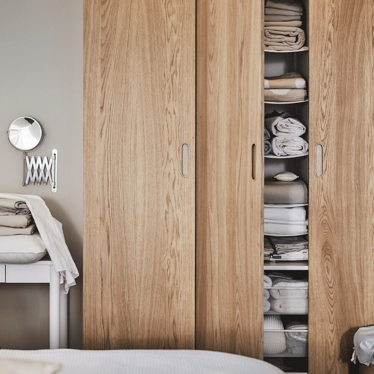 GIF přepínající mezi různými šatními skříněmi IKEA