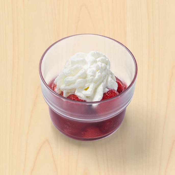 Jahody se šlehačkou ve sklenici OLIVTRAST.