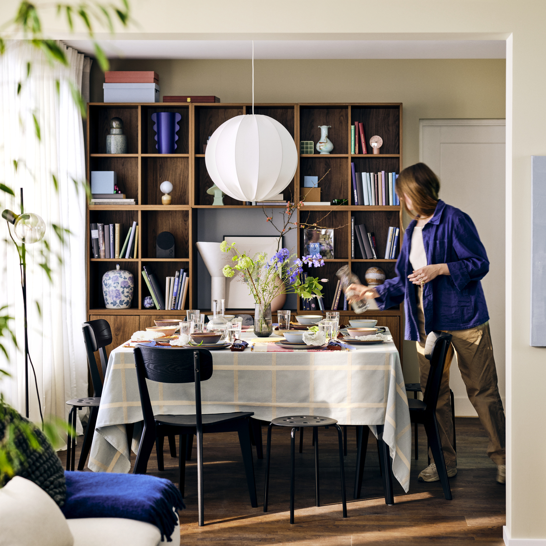 Prostřený jídelní stůl.