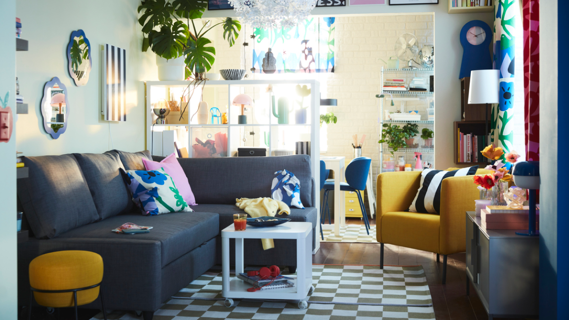 Obývací pokoj s různými kusy nábytku IKEA, v jehož centru stojí stolek TINGBY.