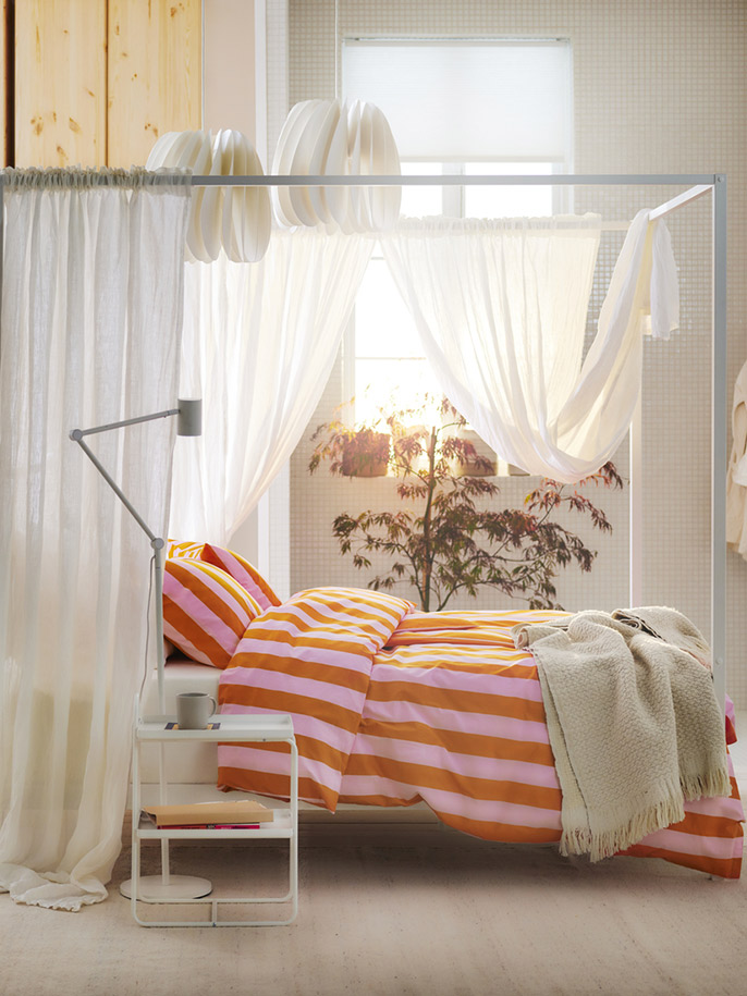 Postel se 4 sloupky VITARNA.