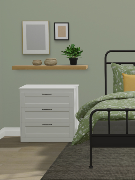 Scéna ložnice IKEA Kreativ s bílou komodou vedle postele.