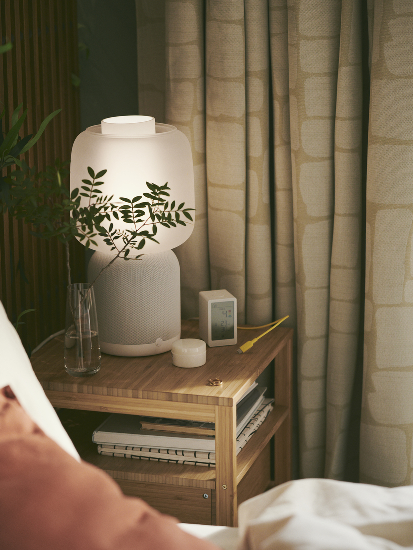 SYMFONISK, lampa s Wi-Fi reproduktorem.