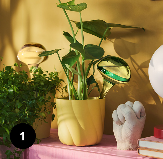 Žlutý květináč DOFTRIPS se samozavlažovacími vložkami.