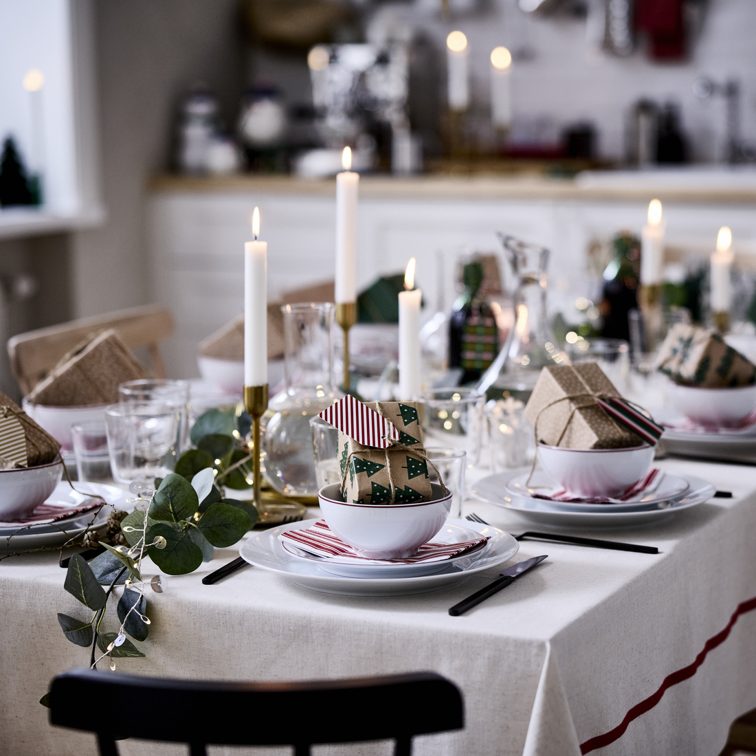 Prostřený jídelní stůl.