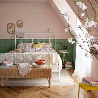 Povlečení DAGGSALVIA na bílé posteli.