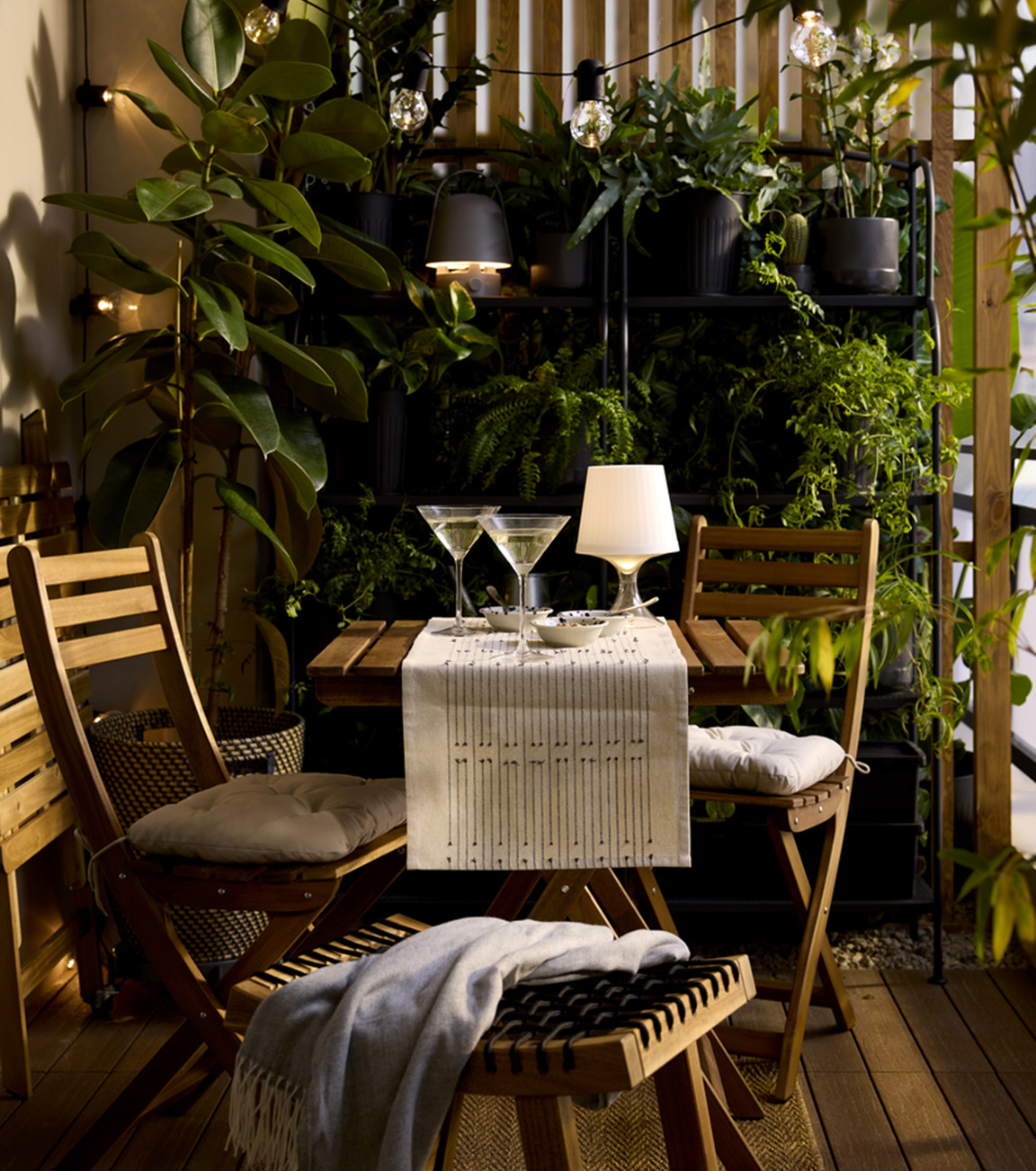 Balkon s venkovním nábytkem ASKHOLMEN a rostlinami.