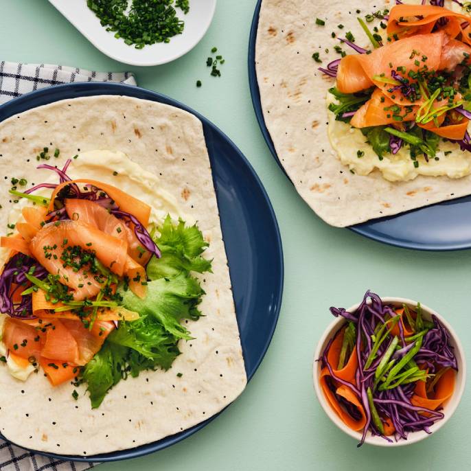 Tenký chléb s lososem, vejcem a majonézou.