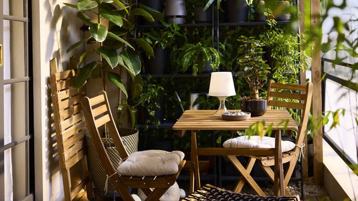 Balkon s venkovním nábytkem ASKHOLMEN a rostlinami.