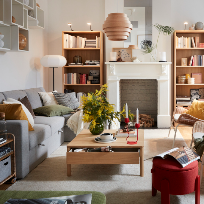 Sestava obývacího pokoje s různými modely IKEA nábytku a bytovými dekoracemi včetně dvou knihoven TONSTAD.