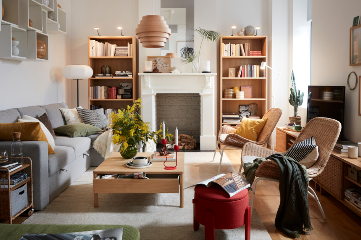 Sestava obývacího pokoje s různými modely IKEA nábytku a bytovými dekoracemi včetně dvou knihoven TONSTAD.
