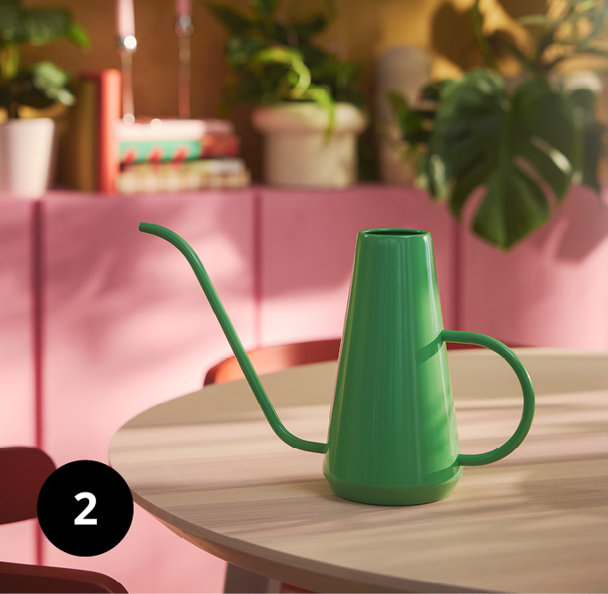 Zelená konev DOFTRIPS na stole.