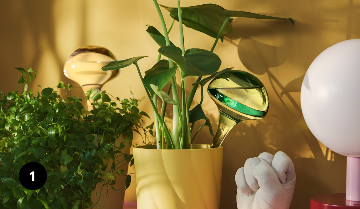 Žlutý květináč DOFTRIPS se samozavlažovacími vložkami.