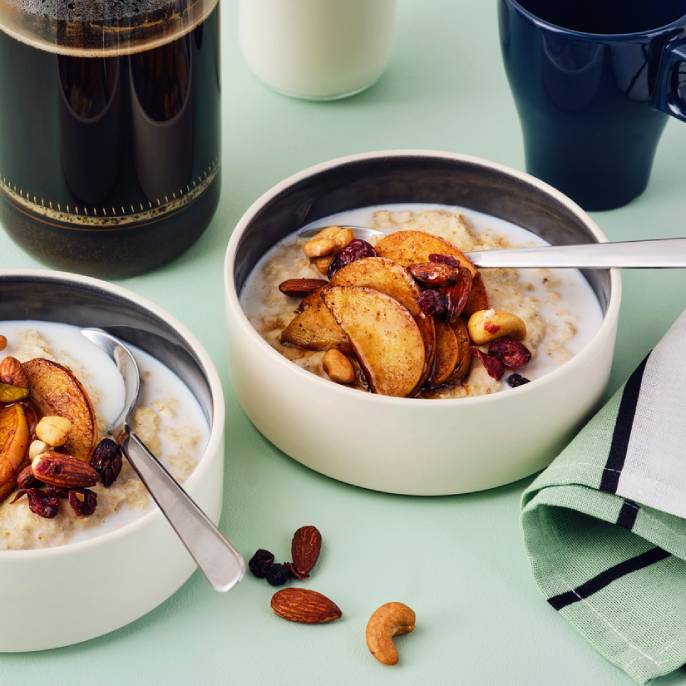 Ovesná kaše s karamelizovanými jablky se skořicí