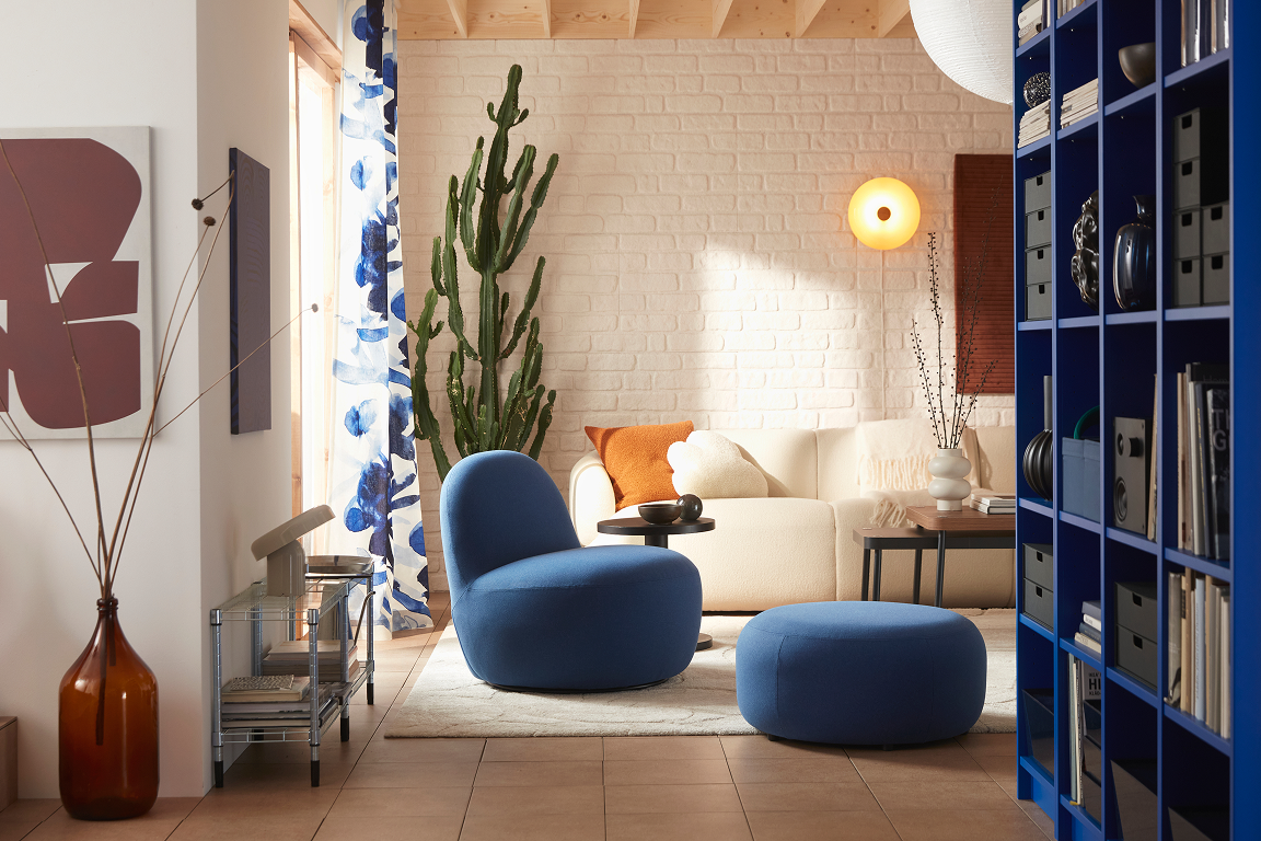 LILLESÄTER swivel chair and LILLESÄTER 3-seat sofa in deep blue add a playful contrast to the PELARKÖRSBÄR low pile rug and beige-themed living room.
