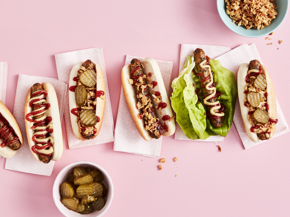 Různě obložené hot dogy.