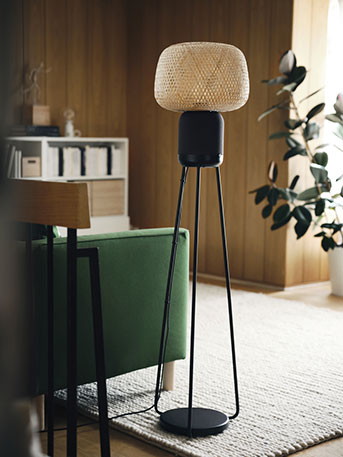 SYMFONISK, stojací lampa s reproduktorem.