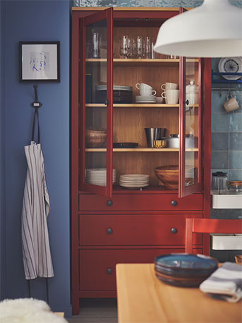 HEMNES, vitrína se 3 zásuvkami.